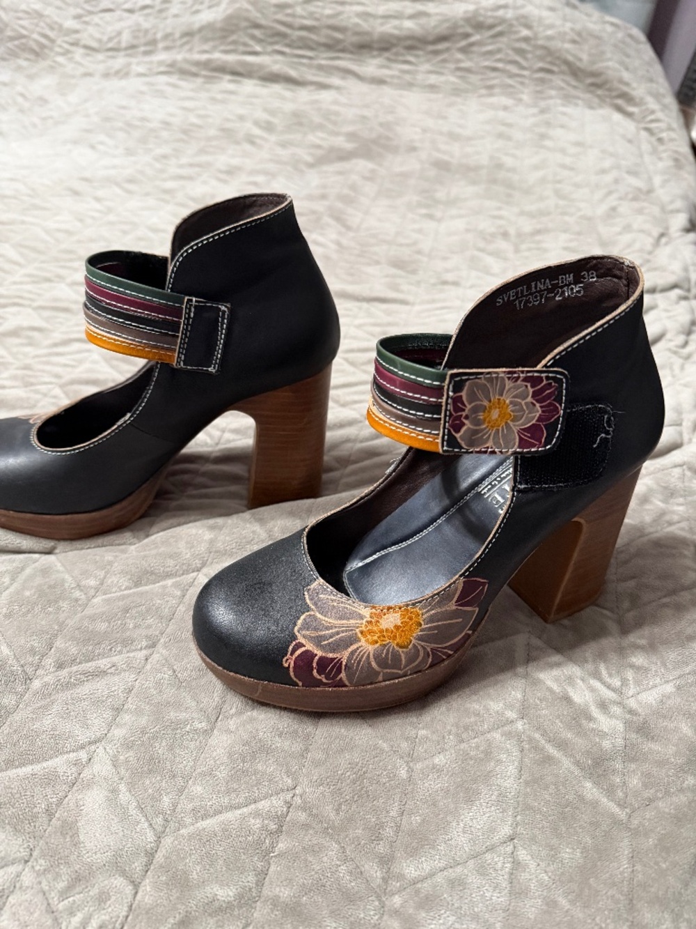 L'Artiste platform shoe, black with flowers size 38